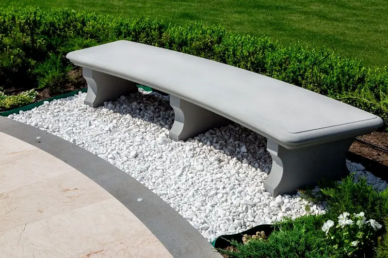 betonowa ławka w parku