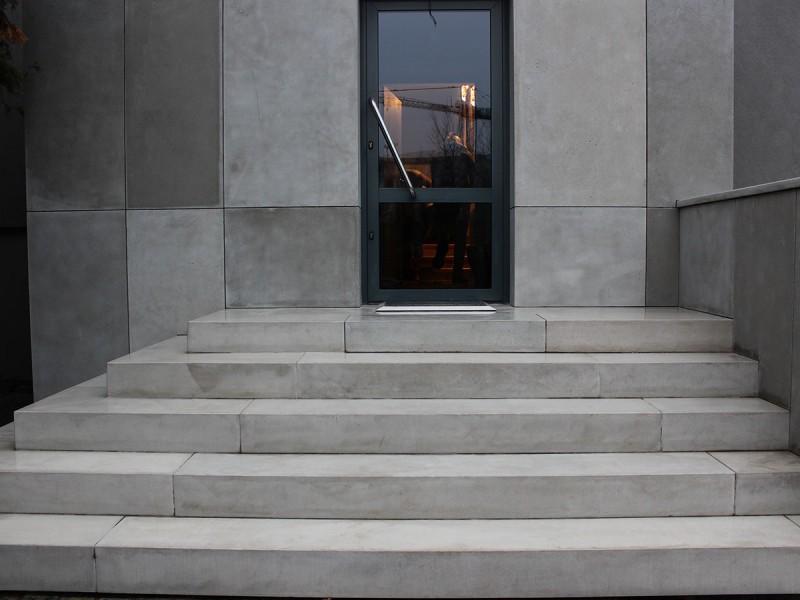 betonowe schody i elewacja budynku