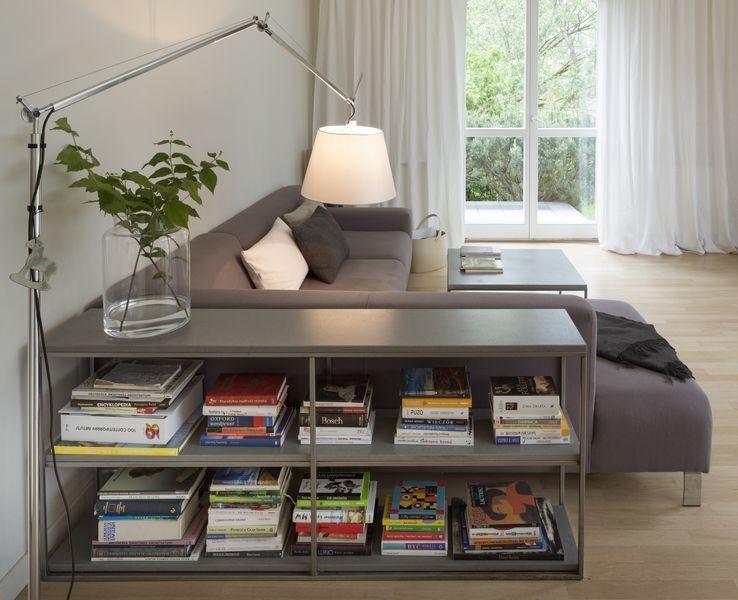 półka z książkami przy kanapie