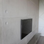 ściana z betonu z telewizorem