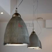 betonowe lampy w pokoju